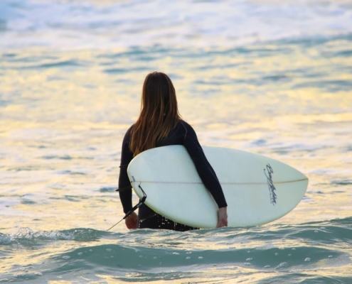 fille avec planche de surf