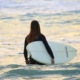 fille avec planche de surf