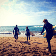 surfeurs sur une plage du pays basque