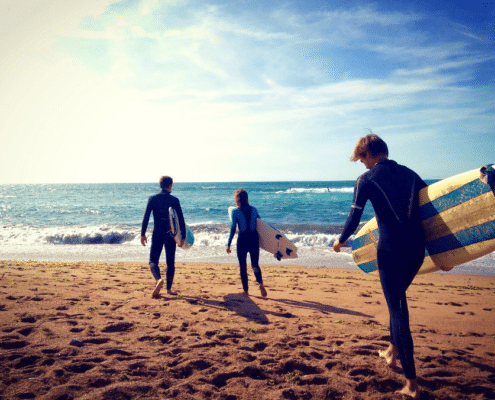 surfeurs sur une plage du pays basque