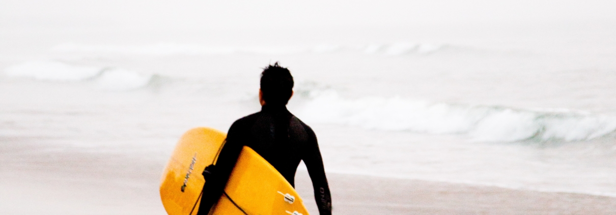 surfeur avec planche de surf