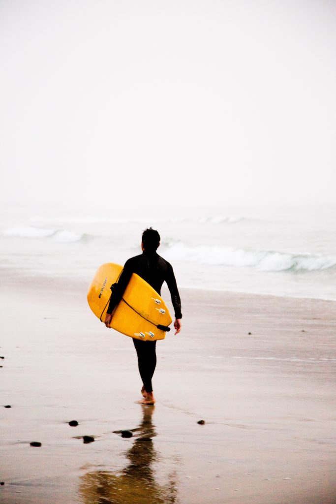 surfeur avec planche de surf